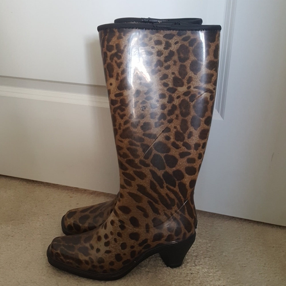 DAV leopard rain boots